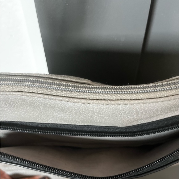Crossbody purse, bag, long strap, gray, multiple pockets, great for traveling - Picture 3 of 5